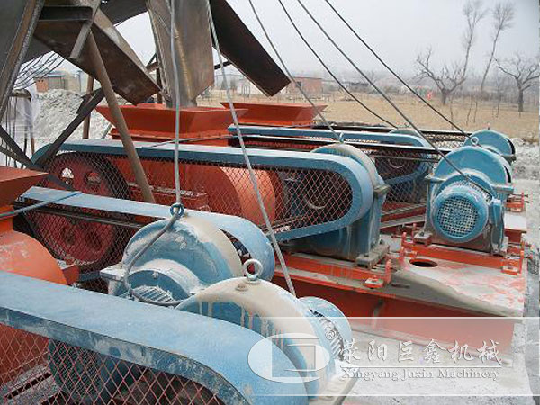 河北對(duì)輥制沙機(jī)制沙現(xiàn)場(chǎng)